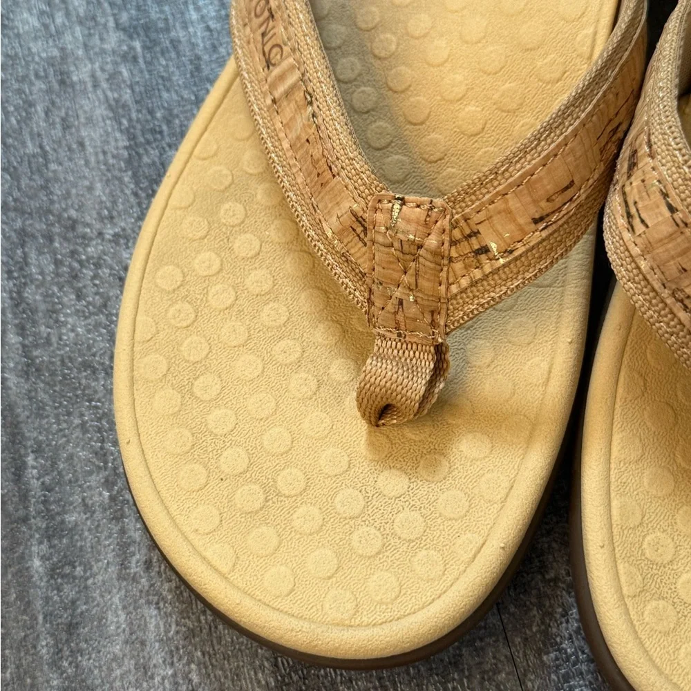 Vionic tan flip flop sandals